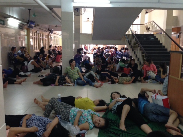 Hà Nội: Bệnh nhân vật vã chui gầm câu thang trốn nóng 40 độ C