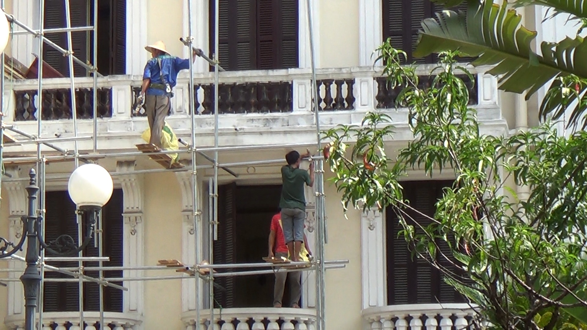 "Giật mình" với diện mạo mới của Nhà hát Lớn Hà Nội - 3 Các công nhân đang gấp rút sơn sửa mặt sau của Nhà hát lớn