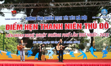 Ca sĩ Tạ Quang Thắng mở đầu chương trình liên hoan nghệ thuật đường phố của giới trẻ Hà Nội