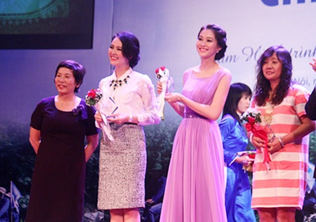 Hoa hậu Đặng Thu Thảo, Á hậu Thuỵ Vân được giải thưởng