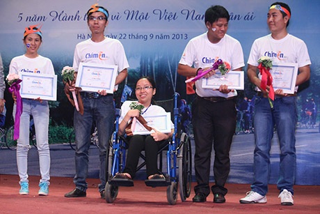 5 gương mặt tiêu biểu nhất nhận giải tình nguyện Chim Én 2013