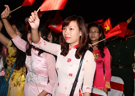 Đảng viên trẻ xuất sắc hân hoan trong lễ vinh danh.