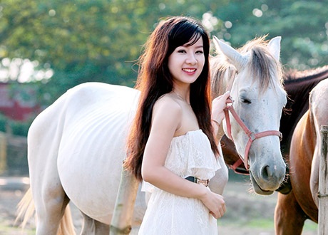 Mốt chụp ảnh với ngựa cuốn hút giới trẻ Hà thành - 3 Thu Hà còn khá e dè nhưng cô bạn rất thích được làm quen với những chú ngựa