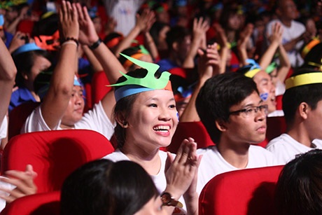 Nụ cười rạng rỡ của những cánh én tình nguyện trong đêm trao giải