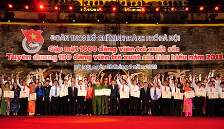 Vinh danh 100 Đảng viên trẻ tiêu biểu.