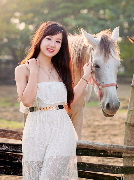 Mốt chụp ảnh với ngựa cuốn hút giới trẻ Hà thành - 4 Thu Hà còn khá e dè nhưng cô bạn rất thích được làm quen với những chú ngựa