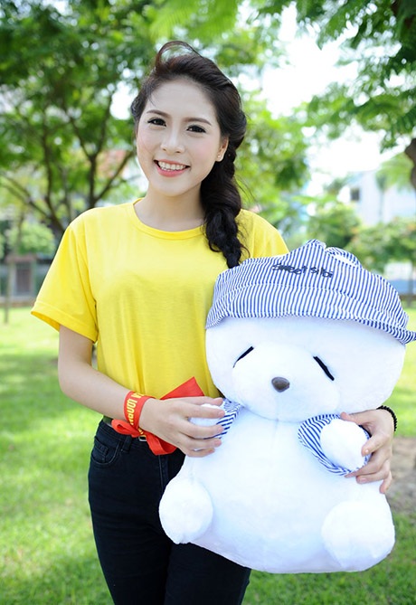 Á hậu dân tộc rạng rỡ tham gia hiến máu cùng giới trẻ Hà thành - 4 Cô rất thích chú gấu bông được tặng sau khi hiến máu