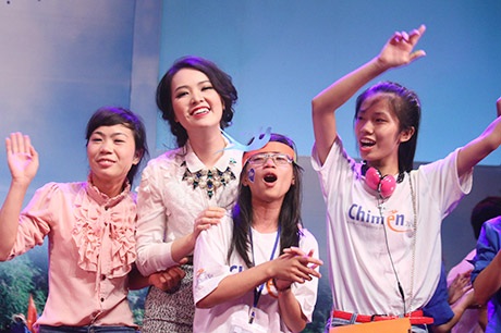 Á hậu Thuỵ Vân hoà mình vào khúc ca tình nguyện của các bạn trẻ