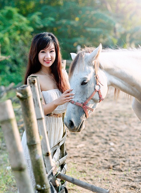 Mốt chụp ảnh với ngựa cuốn hút giới trẻ Hà thành - 5 Thu Hà còn khá e dè nhưng cô bạn rất thích được làm quen với những chú ngựa