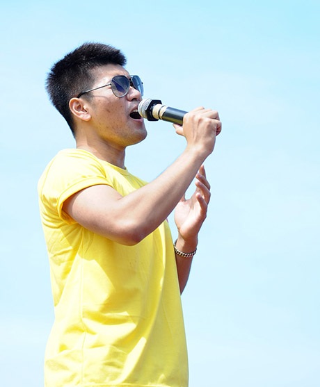 Á hậu dân tộc rạng rỡ tham gia hiến máu cùng giới trẻ Hà thành - 5 Góp mặt trong lễ hội hiến máu còn có ca sĩ Tạ Quang Thắng