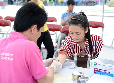 Á hậu dân tộc rạng rỡ tham gia hiến máu cùng giới trẻ Hà thành - 6 Các bạn trẻ tham gia hiến máu