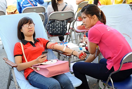 Á hậu dân tộc rạng rỡ tham gia hiến máu cùng giới trẻ Hà thành - 7 Và các trò chơi thú vị