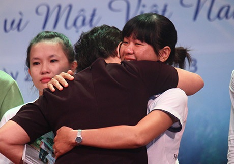 Những cái ôm thắm thiết trong đêm trao giải