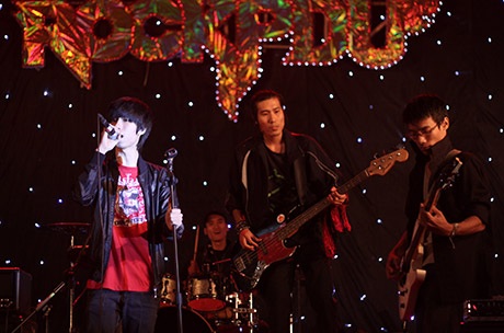 Sinh viên Phương Đông quậy hết cỡ