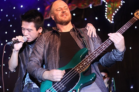 Hai thành viên nhóm Ngũ Cung cháy hết mình trên sân khấu