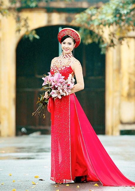 Sắc đỏ áo dài nổi bật trong mùa thu Hà Nội - 1 Lê Thị Khanh, nữ sinh ĐH Công nghiệp