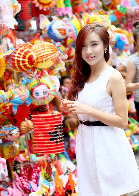 Phố Hàng Mã rực rỡ sắc màu mùa Trung thu