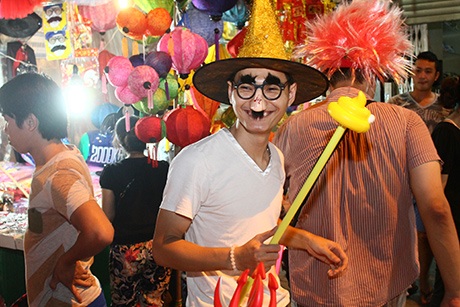 Đội bán hàng kiêm chuyên viên hoá trang trên phố