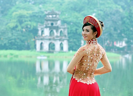 Sắc đỏ áo dài nổi bật trong mùa thu Hà Nội - 11 Mai Châm