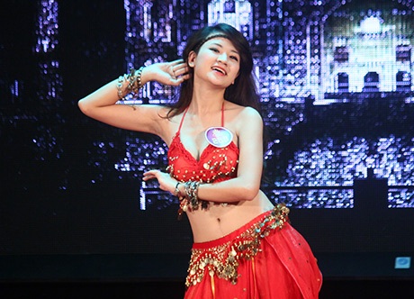 Thí sinh Nguyễn Quí Quỳnh Hạnh trình diễn tiết mục belly dance Drama Queen