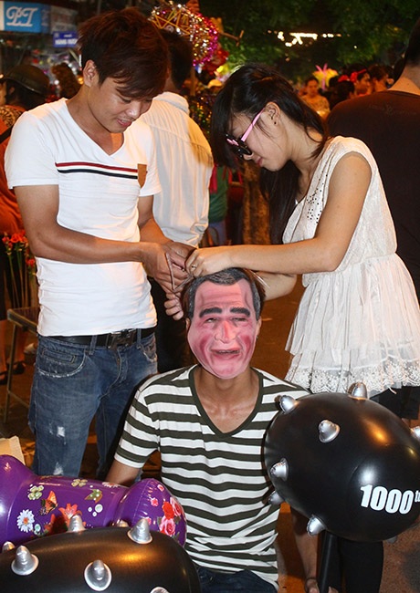 Đội bán hàng kiêm chuyên viên hoá trang trên phố