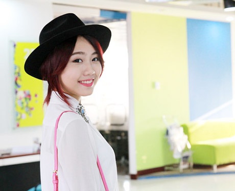 Miss Teen Thu Trang tự tay làm đèn ông sao tặng trẻ em mồ côi - 9 Thu Trang xinh đẹp, hồn nhiên ở tuổi 18