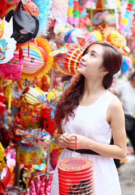 Phố Hàng Mã rực rỡ sắc màu mùa Trung thu