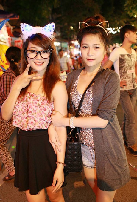 Hoá trang chơi Trung thu "lạ mắt" của giới trẻ Hà thành - 2 Các cô gái yêu thích phong cách hoá trang nhẹ nhàng với bờm và kính không tròng