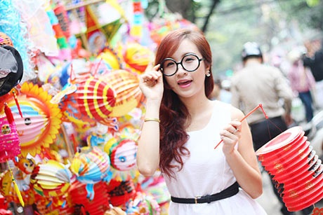 Cùng thiếu nữ xinh đẹp dạo chơi phố Trung thu Hà Nội