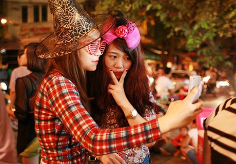 Hoá trang chơi Trung thu "lạ mắt" của giới trẻ Hà thành - 3 Ấn tượng hơn với mũ phù thuỷ và bờm hoa