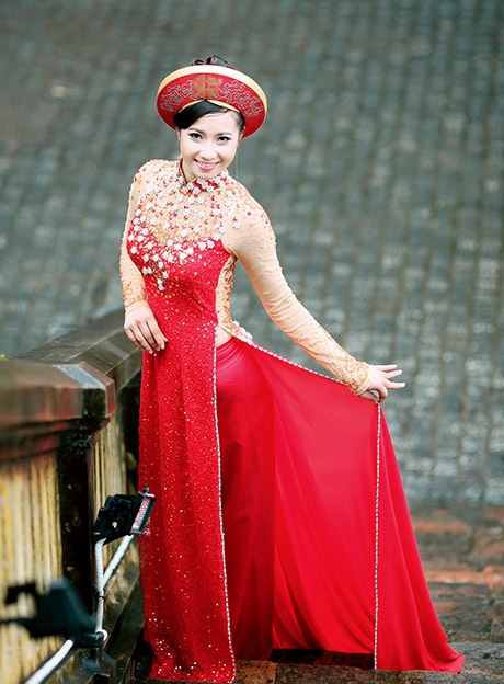 Sắc đỏ áo dài nổi bật trong mùa thu Hà Nội - 4 Mai Châm