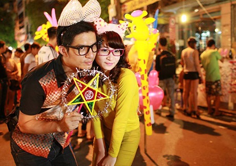 Hoá trang chơi Trung thu "lạ mắt" của giới trẻ Hà thành - 4 Không chỉ con gái thích đeo bờm