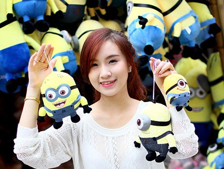 Đội quân minion tinh nghịch tràn ngập phố Trung thu - 5 Với 30.000 đồng, bạn trẻ có thể tậu cho mình một chú minion loại bé nhất