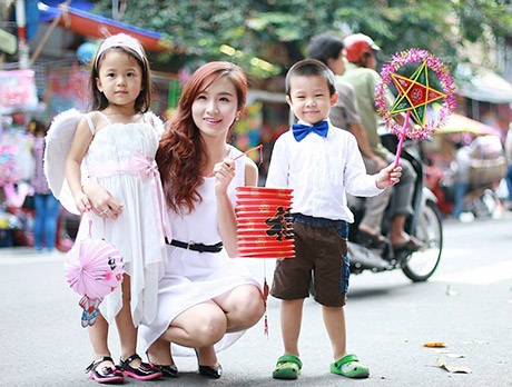 Cô bạn Vân Anh hào hứng chụp ảnh cùng hai thiên thần nhỏ