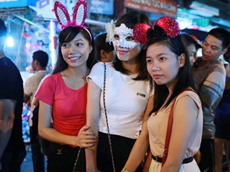 Hoá trang chơi Trung thu "lạ mắt" của giới trẻ Hà thành - 6 Mặt nạ dạ hội vẫn bán chạy
