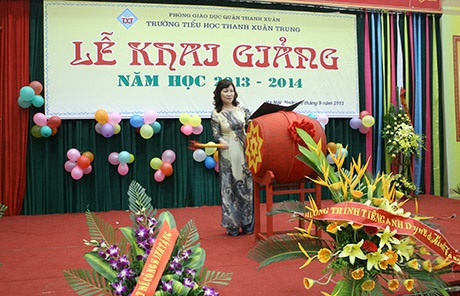 Hiệu trưởng Đinh Thuỳ Dương đánh trống khai giảng năm học mới