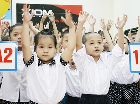 Học sinh lớp 1 đồng diễn điệu múa truyền thống của trường cùng các thầy cô và học sinh khoá trên