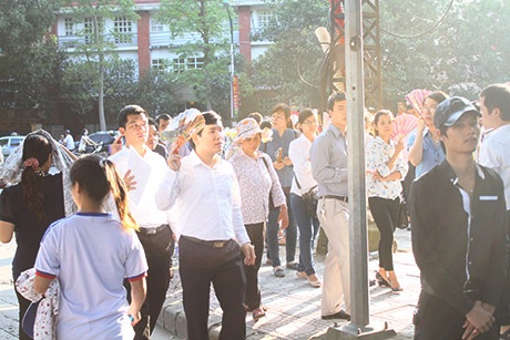 Hàng ngàn người tới viếng Đại tướng Võ Nguyên Giáp tại ngôi nhà số 30 Hoàng Diệu