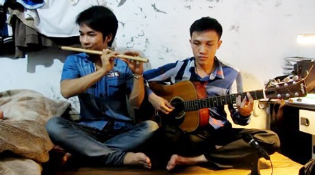 Độc đáo bản nhạc "Forever" chơi bằng sáo trúc và guitar - 1 Hai chàng trai tài năng