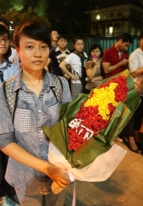 Khánh Huyền và bó hoa có chữ Bất Tử