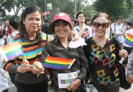 Cặp đôi đồng tính trao nhẫn cưới, kêu gọi bình đẳng giới