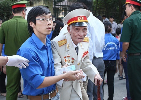 Đại tá Đinh Thế Hinh chống gậy tới viếng Đại tướng Võ Nguyên Giáp