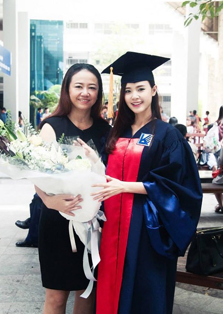 Midu đẹp rạng ngời trong ngày tốt nghiệp đại học - 8 Người thân chúc mừng Midu