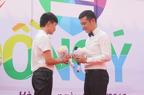 Cặp đôi đồng tính trao nhẫn cưới, kêu gọi bình đẳng giới