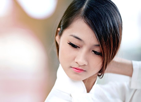 Nữ sinh có mái tóc dài duyên dáng trong tà áo dài trắng - 10 Mai Châm