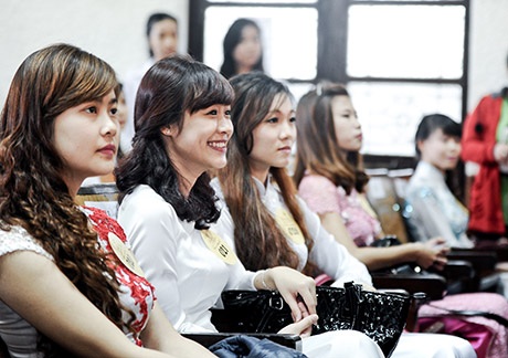 Chăm chú theo dõi phần thi của các bạn