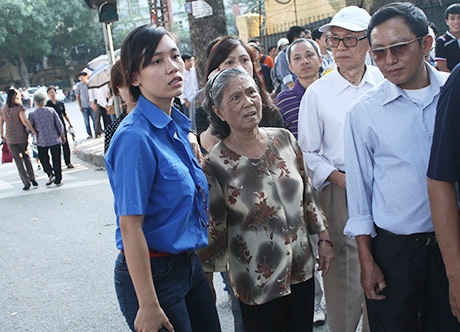 Thanh niên giúp đỡ, hướng dẫn người già xếp hàng vào viếng