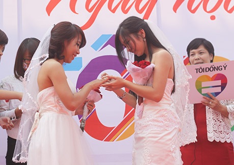 Cặp đôi đồng tính trao nhẫn cưới, kêu gọi bình đẳng giới