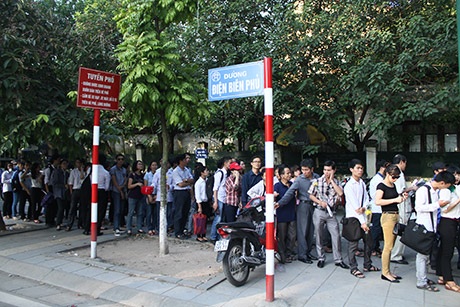 Dòng người kéo dài từ đường Hoàng Diệu sang Điện Biên Phủ
