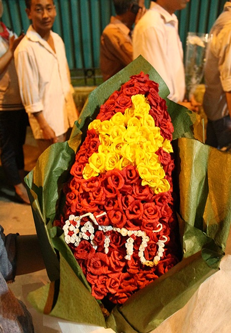 Cận cảnh bó hoa Bất Tử làm bằng giấy lụa